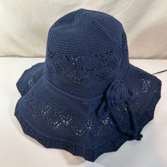Woman’s in WT Navy blue crochet hat with strap OS - Picture 1 of 4